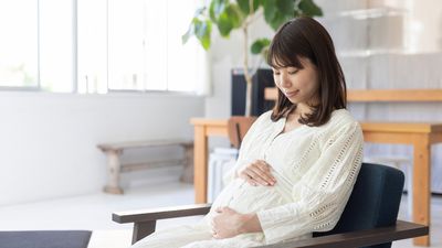 【医師監修】妊娠中におなかをさすってはいけない？触れる際の注意点や張ったときの対処法を解説