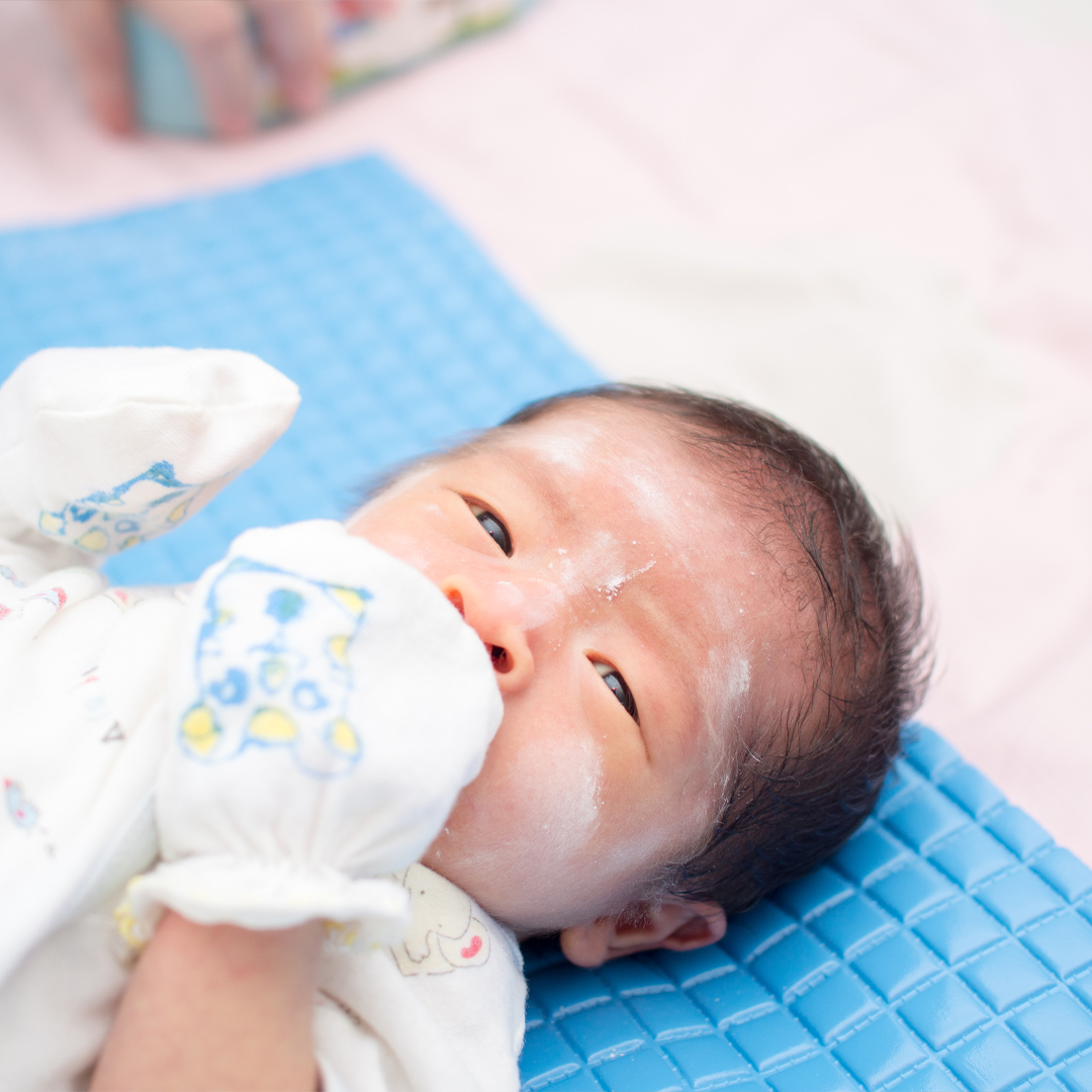 Младенец азиатка в памперсе