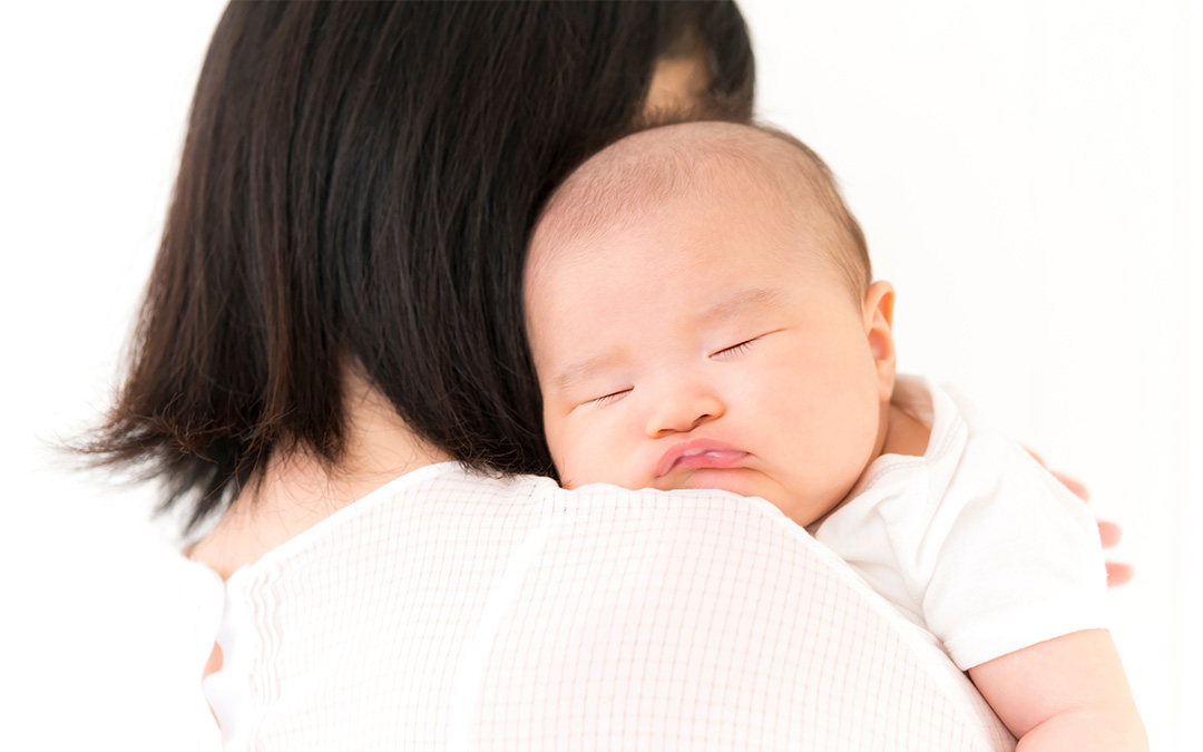 新生児の抱っこはどうやるのが正解？赤ちゃんを安全に抱っこするためのポイントや注意点を解説