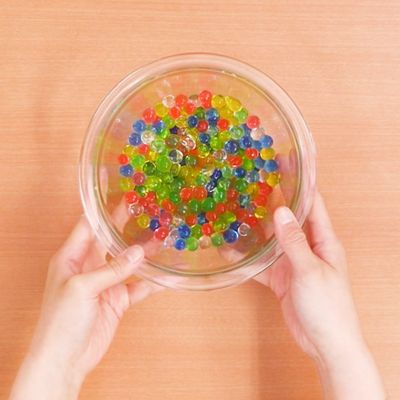 1. 小さなスプーン2杯ほどのビーズを水で膨らませる