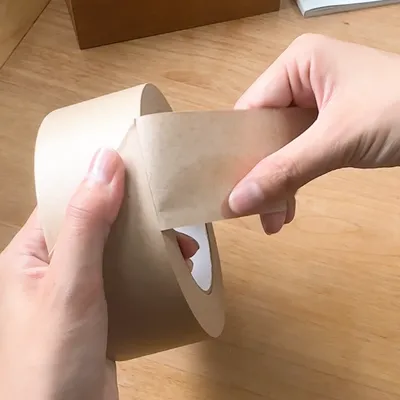 粘着面を折って押さえるだけで切りやすくなる