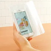 キッチンで大活躍　ダイソーの操作もできる防水スマホスタンド