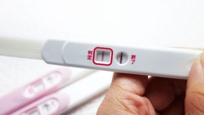 妊娠検査薬の薄い線は陽性？陰性？どう判断すればいい？結果の見方や正しい使い方を解説