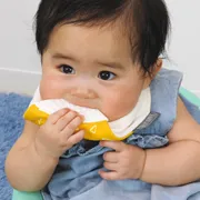 よだれもオモチャもこの1枚で　歯固め付きスタイ