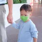 マスクをする子ども