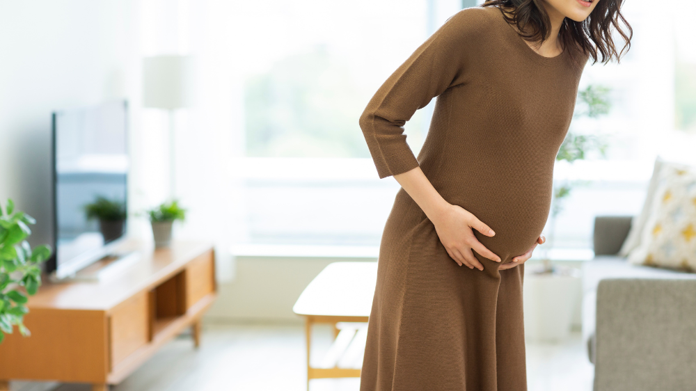 妊娠中期にお腹がギューと痛いときはどうすればいい？腹痛の原因や医師に相談するタイミング、赤ちゃんへの影響も解説