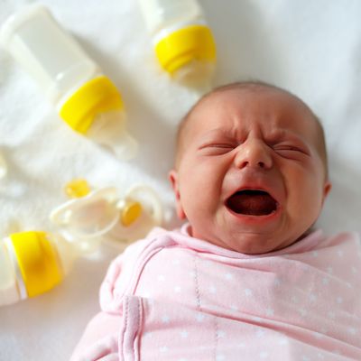 【助産師監修】授乳中に赤ちゃんが泣く・暴れるのはなぜ？原因と対処法