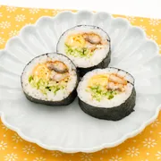 子どもも食べやすい　うなぎと卵の海苔巻き