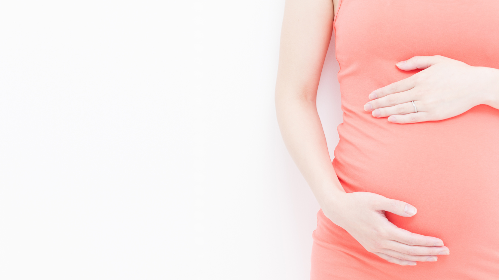 妊娠中期にお腹がギューと痛いときはどうすればいい？腹痛の原因や医師に相談するタイミング、赤ちゃんへの影響も解説