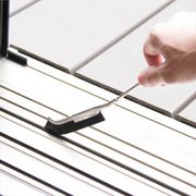 サッシから排水溝まで 隙間汚れをゴリゴリ落とす！