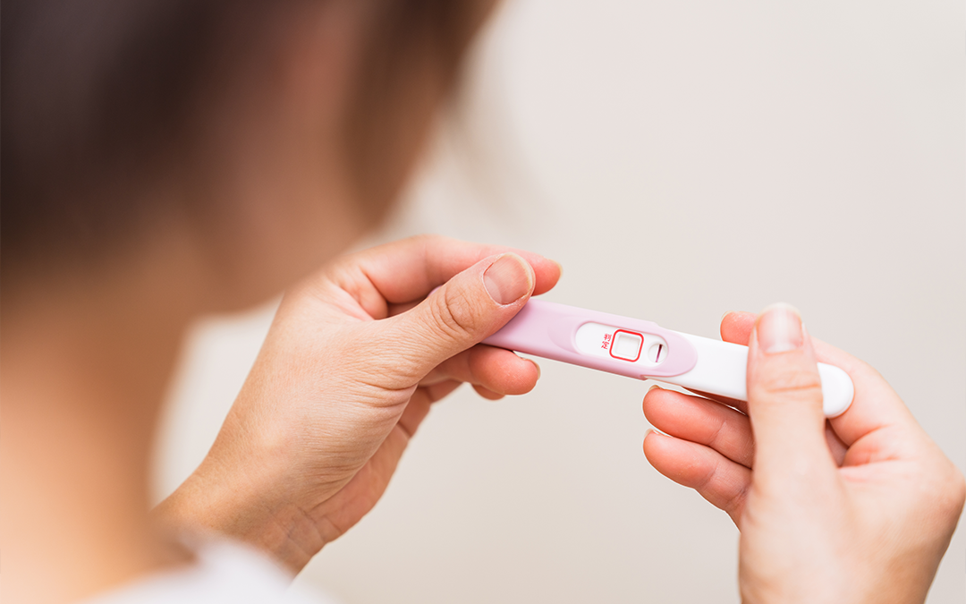 妊娠検査薬はいつから使える？仕組みや反応の出やすい時期、病院受診のタイミングも解説