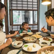 楽しく食事する家族