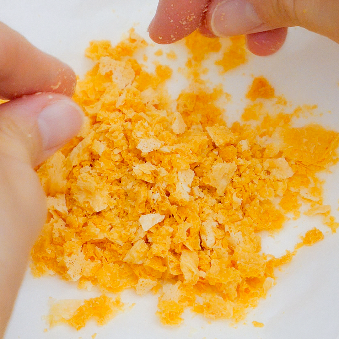 スライスチーズで手軽に粉チーズを作る方法