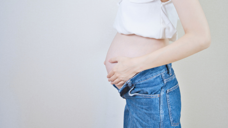 妊娠中の出べそは出産後に治る？原因や病気の可能性を解説