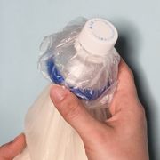 粉がドサッと出る問題を解決　ペットボトルで袋を密封するワザ
