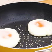お弁当や子どもの食事に！　1個の卵で2個の目玉焼きを作る裏技