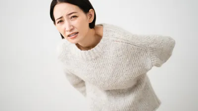 妊娠中期の腰痛の原因は？赤ちゃんへの影響はない？改善に効果的な姿勢や予防策も解説