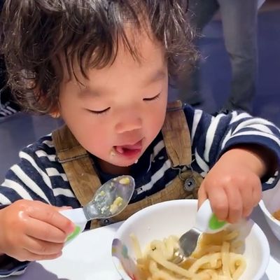 E00511_1歳から自分で食べられる_手づかみ食べに近いスプーン&フォーク_白完_00.00_00_39_27.静止画003