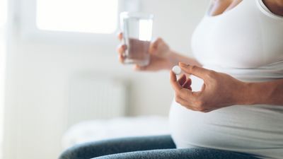 妊娠中に飲んでも問題ない薬は？避けたいものや飲んでしまった場合の対応を解説