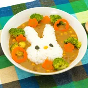 盛り付けをひと工夫！　うさぎさんカレー