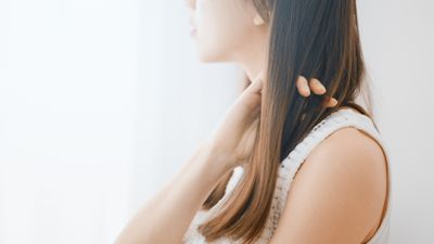 猫っ毛に悩む女性