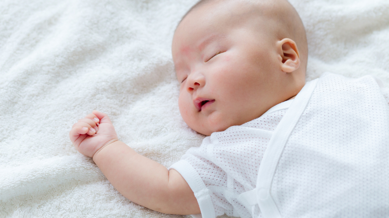 新生児が寝てる時にうなるのはなぜ？理由別の対処法も解説！