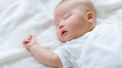 新生児が寝る時の服装は？季節別のおすすめアイテムや着せる際のポイントを解説！