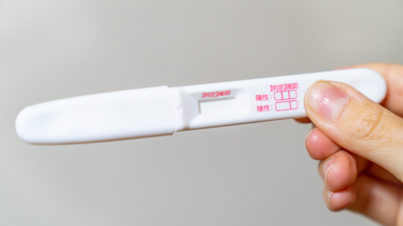 妊娠検査薬がくっきり陽性でも妊娠してない可能性はある？考えられる原因やその後の対応を解説