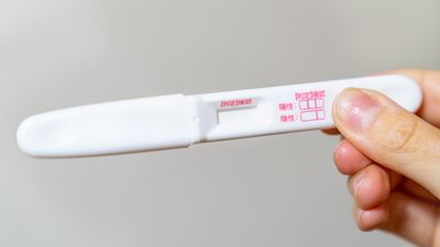 妊娠検査薬がくっきり陽性でも妊娠してない可能性はある？考えられる原因やその後の対応を解説