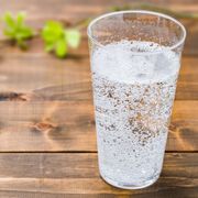 炭酸水をつわり中に飲みたくなるのはなぜ？効果や飲む時の注意点を紹介【管理栄養士監修】