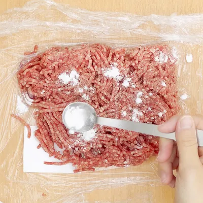 手が汚れずに作れる！パックのままひき肉ステーキの魅力