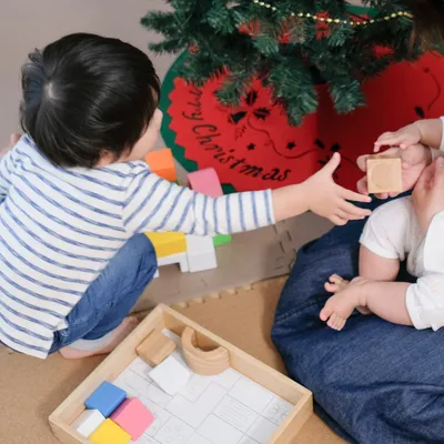 おもちゃで遊ぶ男の子