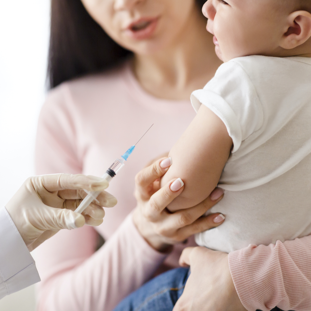 【医師監修】赤ちゃんの予防接種はいつから？副反応や費用など