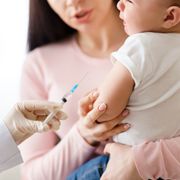 【医師監修】赤ちゃんの予防接種はいつから？副反応や費用など