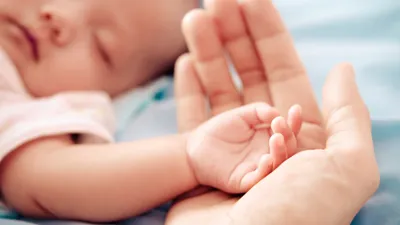 初産は出産予定日よりも遅れるって本当？お産の兆候が遅れている場合の対応も解説