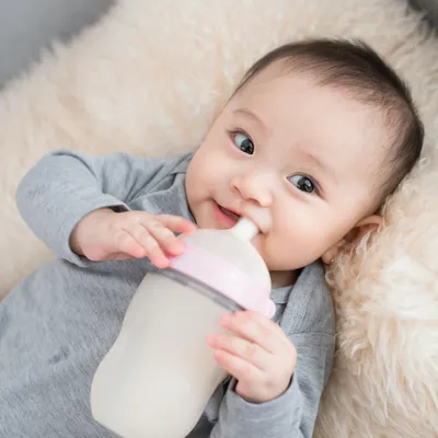 遊び飲みする赤ちゃん