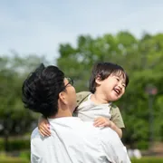 子どもを抱き上げる父親