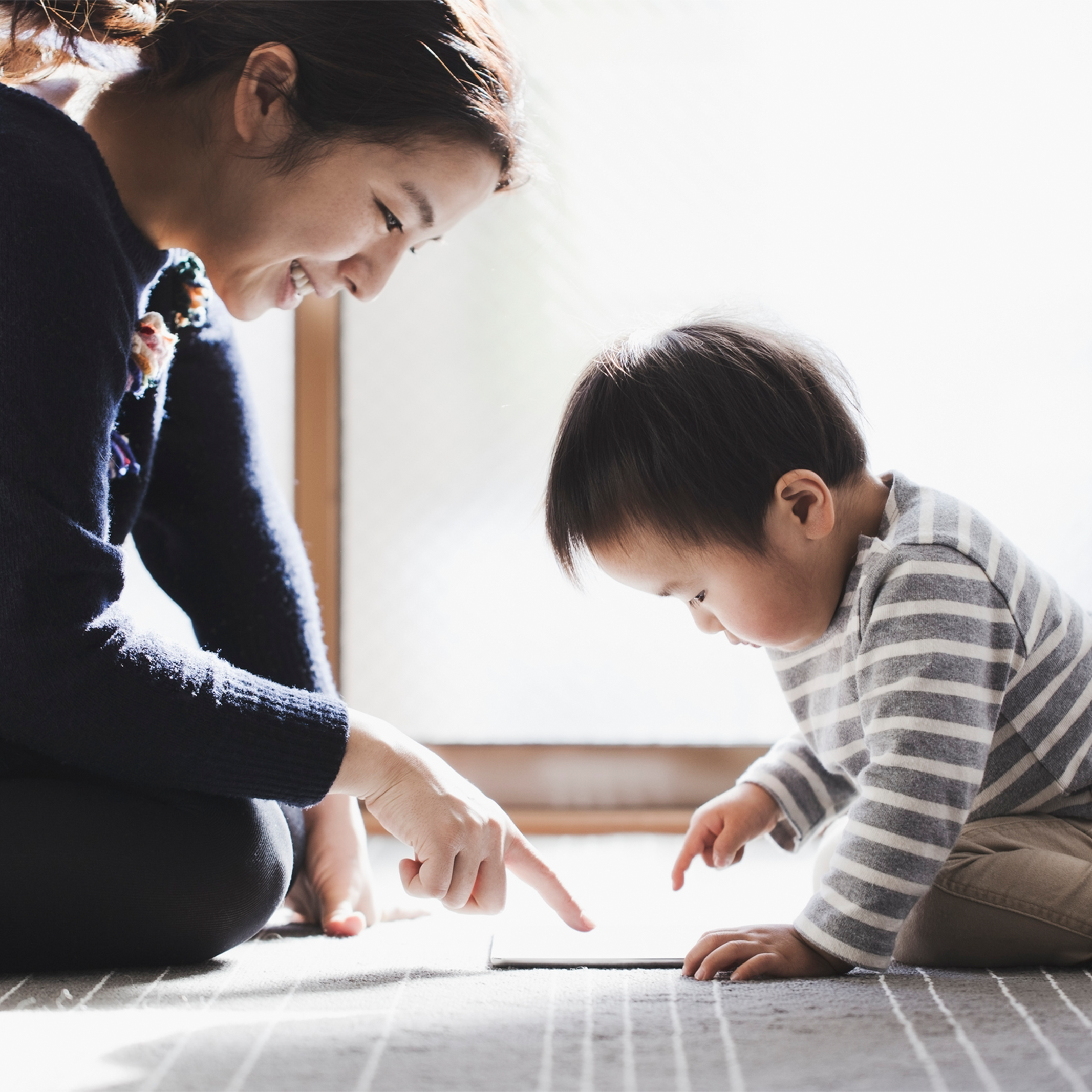 子どもを褒める母親