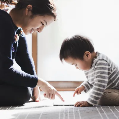 子どもを褒める母親