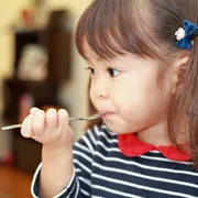 おやつを食べる子ども