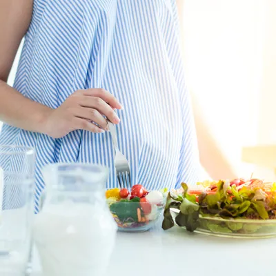 【管理栄養士監修】妊娠中の食事はどうしたら？取りたい栄養や注意するべき食品は？