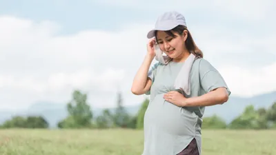 妊娠中の安定期っていつのこと？安全な過ごし方や注意点、妊娠中期にみられる症状も解説