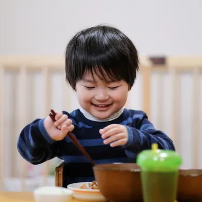 食事をする子ども