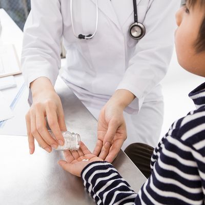 子どもに薬を処方する