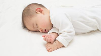 新生児を横向きで寝かせるのは問題ない？知っておきたいリスクと正しい寝かせ方を解説