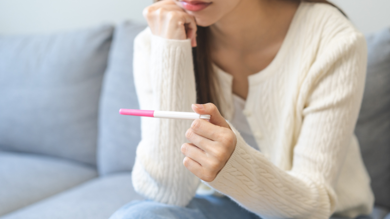 妊娠検査薬で陽性がでる仕組みを徹底解説！とるべき行動やリスクについても説明