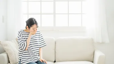 妊娠初期に吐き気がする原因は？つわりの症状を和らげる方法や赤ちゃんへの影響も解説