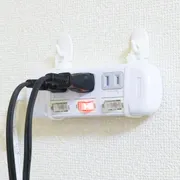 コードのぐちゃぐちゃ解消！　電源タップ仮固定術