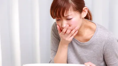 つわりが気持ち悪くて助けてほしい…症状を和らげる方法や病院を受診する目安を解説