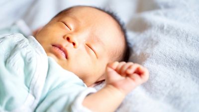 新生児が寝すぎているようで心配！チェックしたいポイントと適切な対応を解説